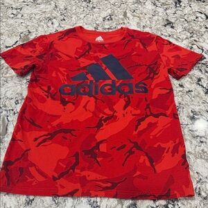 Adidas Kids Tiger Red & Black Camo short sleeve Tee. Navy blue logo Youth Large